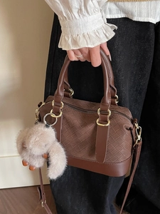 Braune Retro-Boston-Handtasche mit gewebtem Muster, Plüsch-Anhänger und Schultergurt