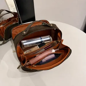 Detailansicht der großen Kulturtasche mit Innenfächern und auffälligem orangefarbenem Futter