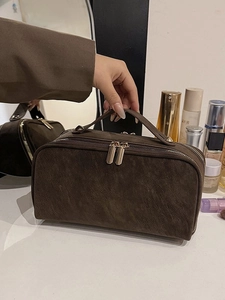 Grand sac cosmétique marron foncé avec double fermeture éclair dorée et poignée