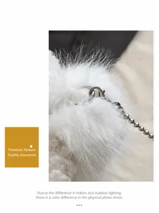Détail de la texture pelucheuse blanche avec bandoulière en chaîne en métal argenté