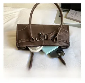 Détail de la capacité intérieure d'un sac à bandoulière marron foncé pour femmes
