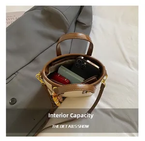 Capacité interne du sac seau bicolore avec téléphone et objets quotidiens inclus