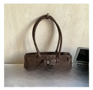 Détail du sac porté épaule vintage en cuir marron foncé avec boucle en métal et doubles anses