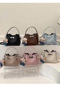 Sacs seaux chics en six couleurs avec cuir galet et pendentif ourson mignon