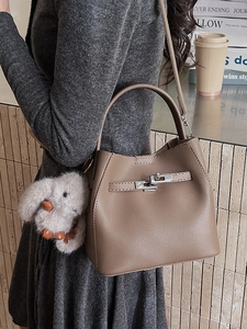 Borsa a secchiello in pelle marrone con chiusura in metallo e ciondolo a coniglio