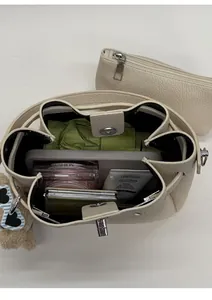 Vue de dessus du sac seau en cuir crème montrant sa grande capacité pour les essentiels