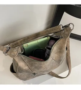 Détail du grand sac cabas rétro montrant une tablette et un parapluie à l'intérieur