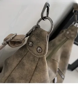 Détail du sac cabas vintage montrant les coutures renforcées, les rivets et la boucle en métal