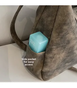 Vue détaillée de la poche latérale du sac en cuir mat rétro pour un rangement pratique
