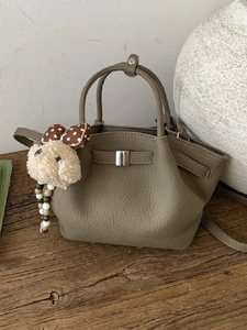 Women Vintage Litchi Pattern Synthetic Leather Bucket Bag Metal Buckle Small Shoulder Crossbody Bag With Plush Bear Charm Daily Handbag