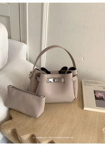 Détail du sac seau en cuir beige grainé avec garniture argentée et pochette interne