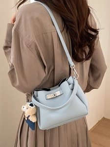Sac seau bleu clair texture litchi porté en bandoulière vue de dos sur le mannequin