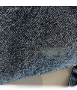 Gros plan sur le tissu denim bleu délavé avec texture sergée pour sacs cabas