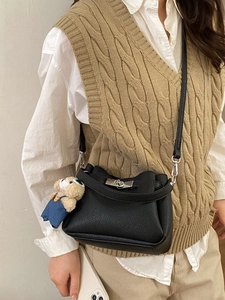 Sac seau chic en cuir grainé noir avec fermoir argenté et breloque ours mignonne