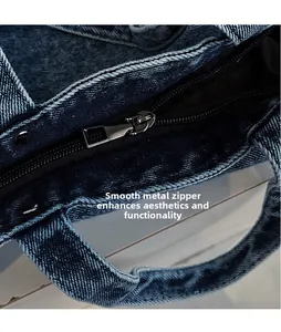 Détail de la fermeture éclair en métal lisse sur le sac cabas en denim bleu durable