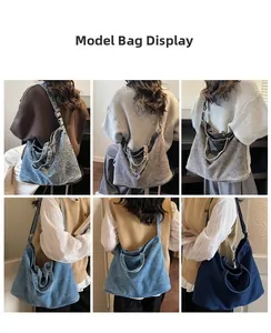 Détail du sac cabas en denim montrant les finitions délavées bleu clair, gris et foncé