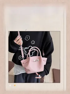 Détails du sac seau rose avec texture lychee souple et design plissé élégant
