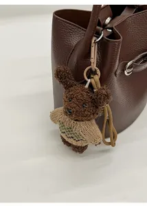 Charm ours marron avec pull en tricot vert et fermoir mousqueton en bronze métallique