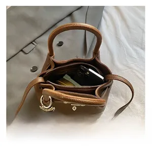 Draufsicht der braunen Leder-Eimertasche mit Innenkapazität und silbernem Pferdeanhänger