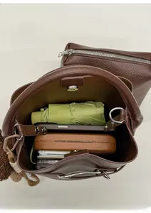 Vue de dessus de l'intérieur du sac seau marron foncé montrant le rangement spacieux