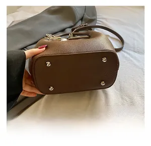 Detailansicht des Bodens der braunen Beuteltasche aus Leder mit silbernen Schutzfüßen