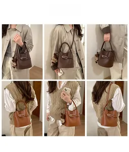 Vue détaillée du sac seau en cuir texturé avec boucle décorative et breloque ours