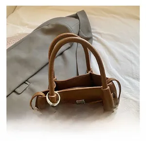 Detailansicht des bequemen Griffs und des strukturierten Leders der Vintage-Tasche