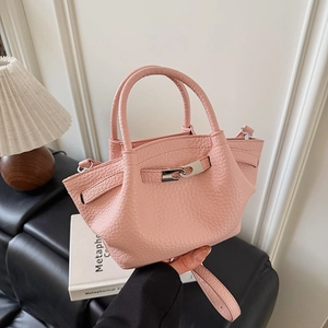 Détail du sac seau rose avec texture grainée et boucle en métal argenté élégante