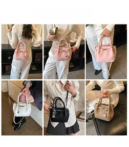 Bucket Bag mit Litschimuster in verschiedenen Farben und Tragevarianten im Detail