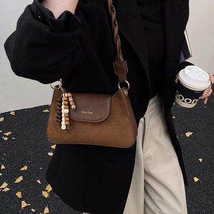 Sac bandoulière rétro marron avec surpiqûres en cuir mat et détails de perles en bois