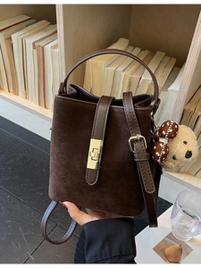 Sac seau vintage en daim marron foncé avec poignée supérieure et breloque ours