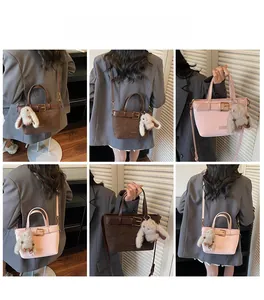 Dettagli della borsa a secchiello vintage con fibbia decorativa e ciondolo a coniglio
