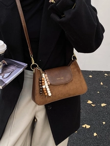 Sac à bandoulière vintage en cuir givré marron foncé avec perles colorées et style rétro