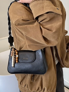 Sac bandoulière rétro noir avec bandoulière tressée et pompon décoratif en bois