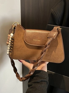 Sac à épaule en cuir dépoli marron avec poignée tressée et breloque en perles