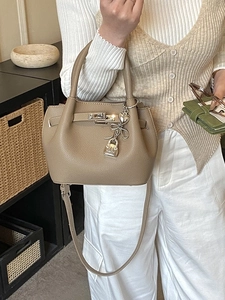 Sac seau vintage kaki en cuir grainé avec boucle de ceinture et charms en métal