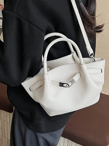 Sac seau chic en cuir grainé beige avec poignées rondes et une bandoulière amovible