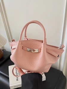 Sac seau en cuir rose grainé avec boucle argentée et poignée élégante en haut