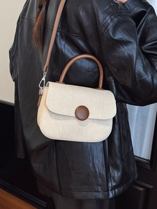 Bolso bandolera chic de lona beige y cuero marrón con detalle de botón y asa superior