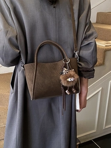 Retro dark brown bucket bag with lychee texture and leopard print plush charm