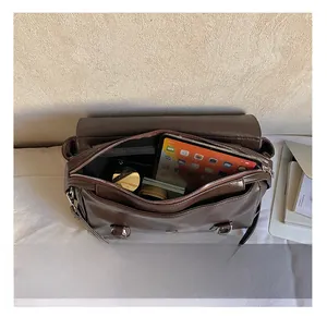 Détail de l'intérieur du grand sac cabas marron foncé montrant l'espace pour iPad