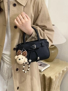 Schwarze Handtasche aus Leder mit Schleife und niedlichem Bärenanhänger für Damen