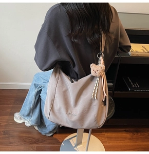 Détail du grand sac cabas taupe avec broderie Midola et breloque ours en peluche