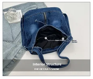 Vue détaillée de l'intérieur du sac cabas en denim vintage avec poche zippée