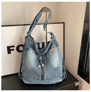 Detailansicht der Vintage Denim-Tasche mit dekorativen Reißverschlüssen und Nieten