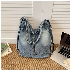 Nahaufnahme der Vintage-Jeans-Tragetasche mit Nieten und Mehrfach-Tragegurt-Design