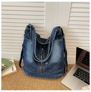 Detailansicht der blauen Denim-Tragetasche mit Vintage-Waschung und Metallreißverschluss