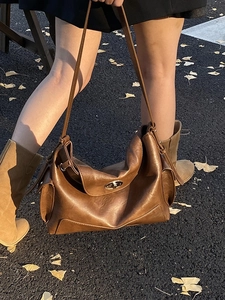 Retro brown large capacity tote bag with twist lock and shoulder strap for women