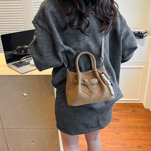 Borsa a secchiello vintage marrone con trapuntatura a V e ciondolo con perline