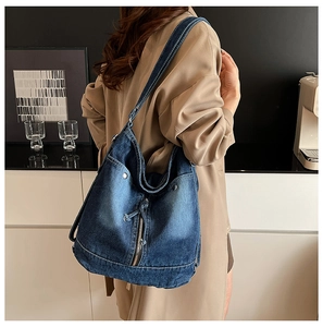 Detail einer Vintage Denim Tote Tasche mit dekorativen Reißverschlüssen und Textur